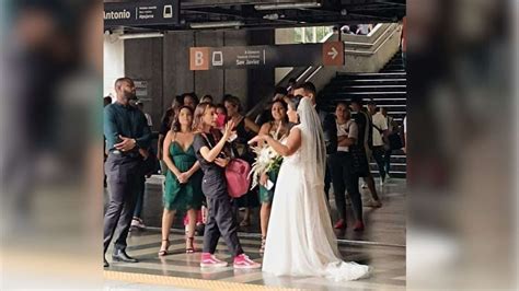 Video de pareja en el metro de medellin - En redes sociales circulan fotografías de una feliz pareja, ella con un hermoso vestido blanco y él muy elegante celebran en una de las plataformas de la estación San Antonio en el centro de la ciudad.
